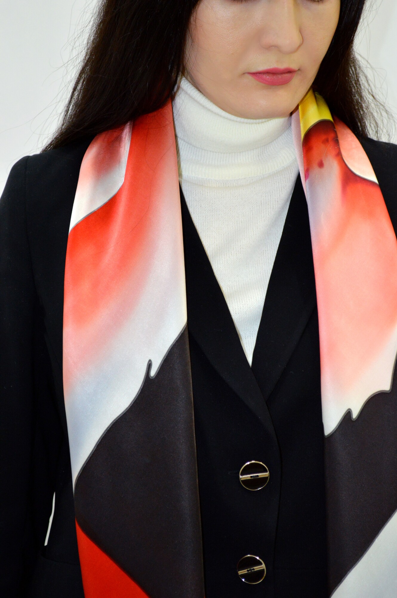 платок "Дели" 90х90 см, ручная роспись, 100% шёлк (красный, черный,серый)